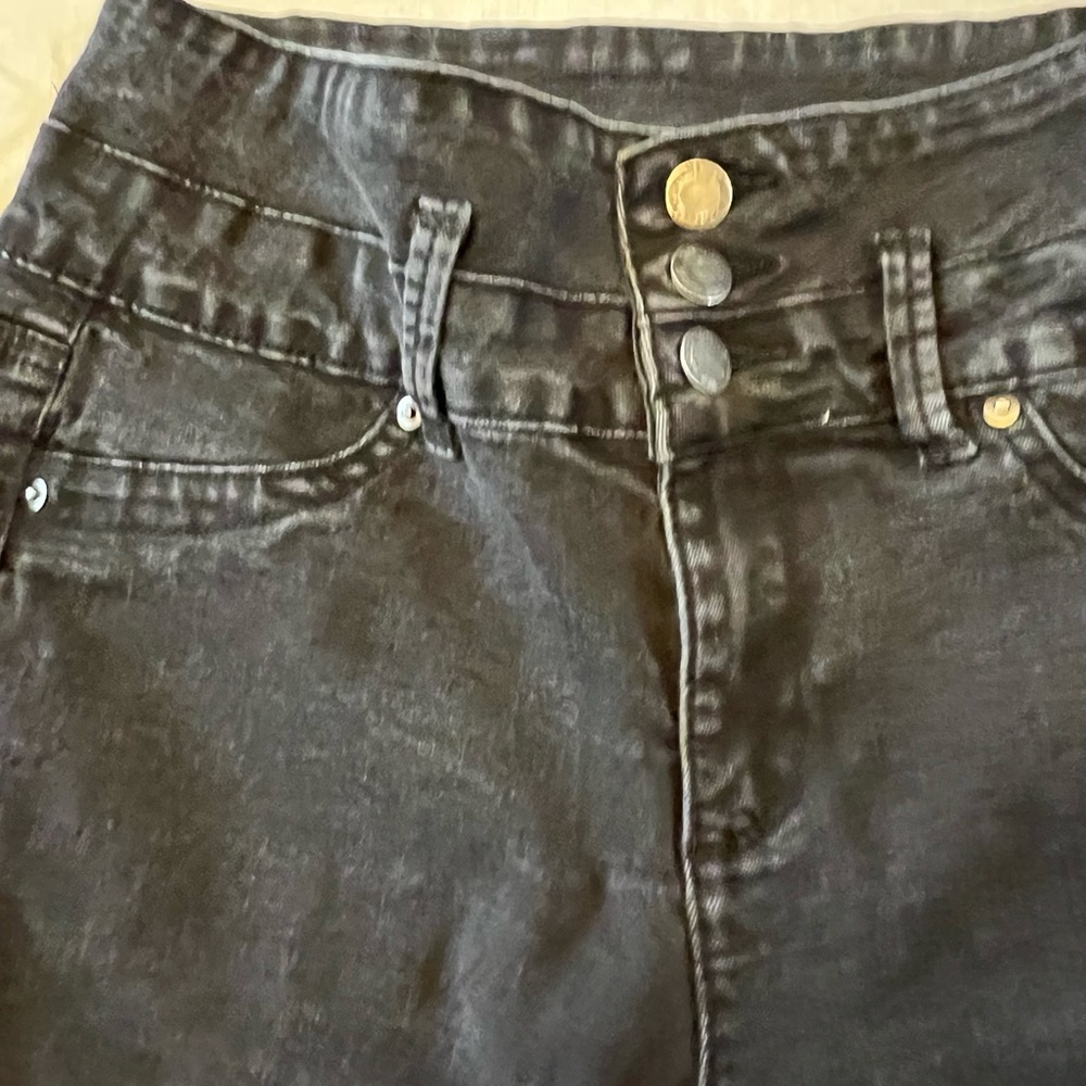 YMI size 7 High-Rise Skinny Jeans with 3 Buttons 🎉 - Picture 2 of 5
